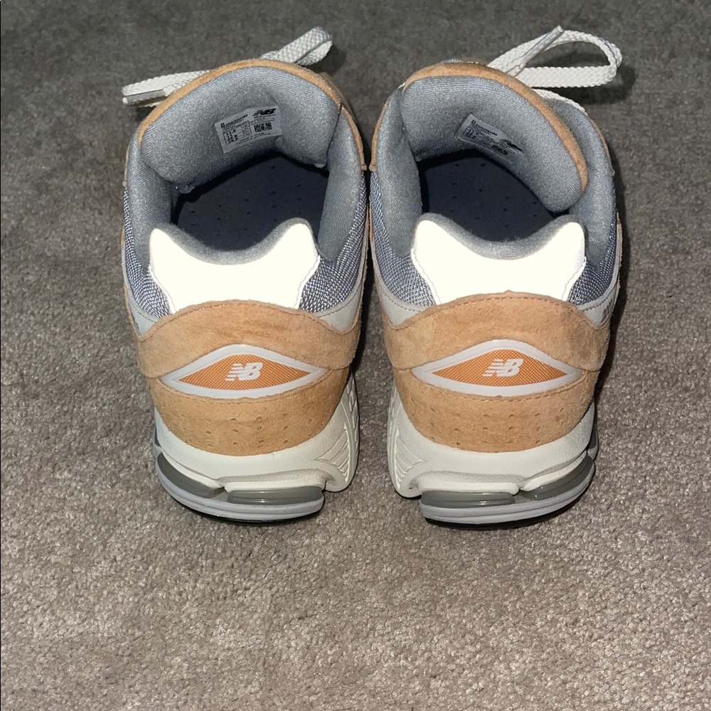 New Balance 2002R Men's Beige and Gray Sneakers 👟 - Picture 3 of 7